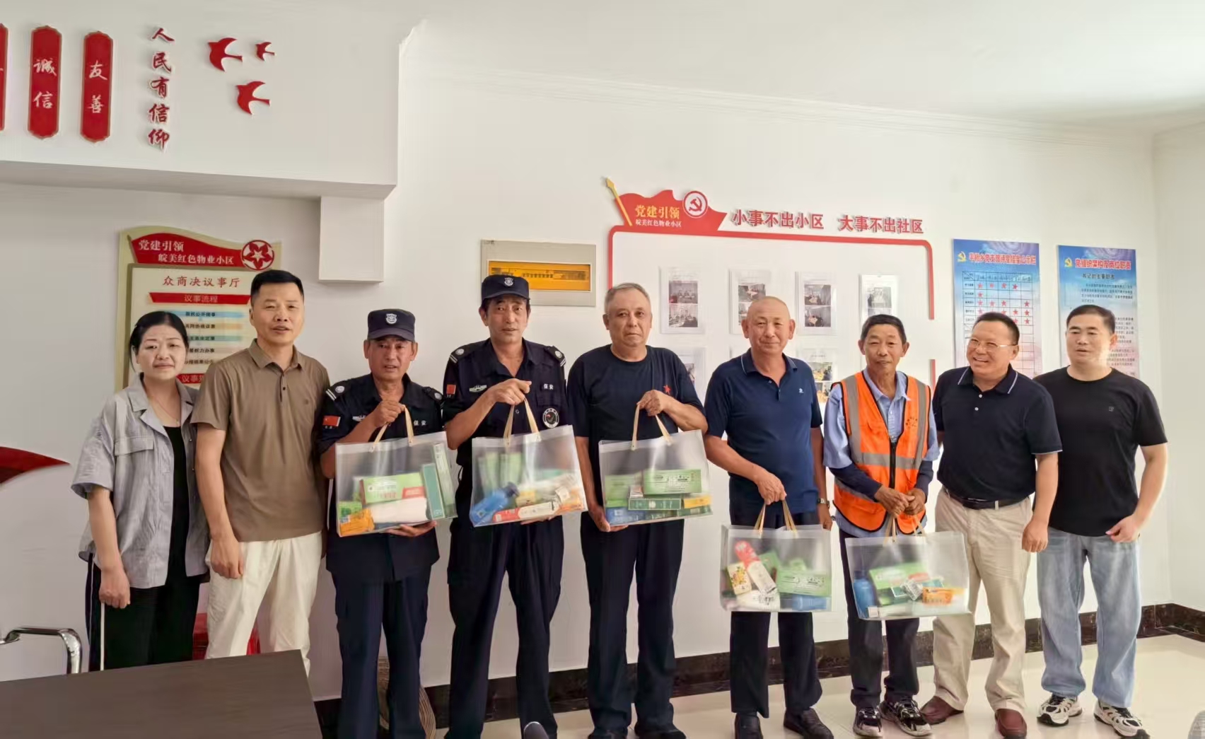 裕安区市场监督管理局开展 “夏送清凉”关爱行动