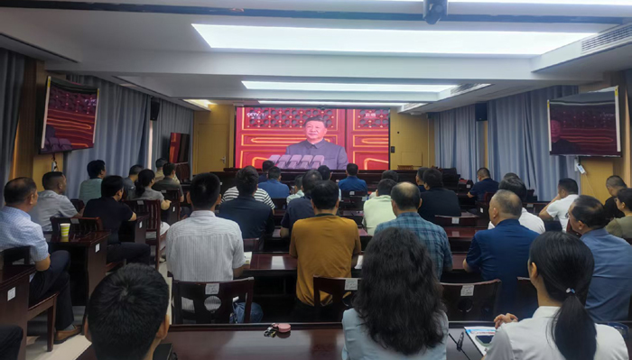 裕安区教体系统组织收听收看纪念中国人民抗日战争暨世界反法西斯战争胜利80周年大会实况直播